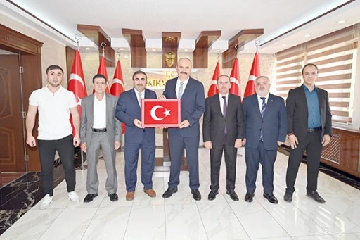 VAKIF YÖNETİMİNDEN VALİ CANALP’A ZİYARET