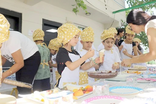 KÜÇÜK ŞEFLER KENDİ DONDURMALARINI YAPTI
