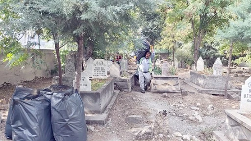 TÜM MEZARLIKLARDA MEVSİMSEL BAKIM ÇALIŞMALARI SÜRÜYOR