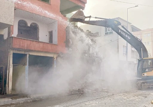 RİSKLİ YAPILARDA YIKIM VE RUHSAT SÜREÇLERİ TİTİZLİKLE YÜRÜTÜLÜYOR
