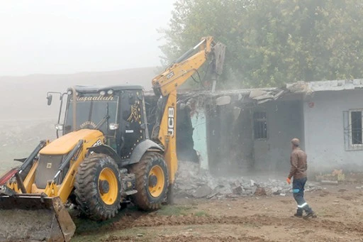 KAÇAK YAPILARIN YIKIMINA DEVAM EDİYOR