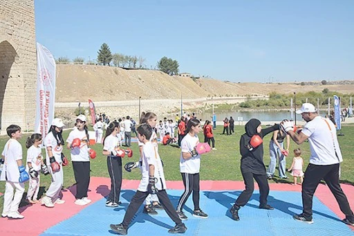 MALABADİ KÖPRÜSÜ'NDE DÖVÜŞ SPORLARI GÖSTERİSİ