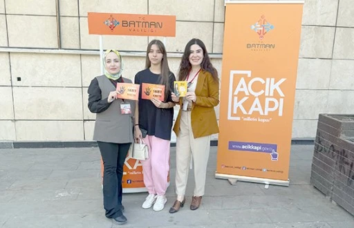 AÇIK KAPI’DAN AVM ÖNÜNDE BİLGİLENDİRME STANDI