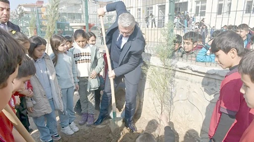KANUNİ İLKOKULUNDA FİDAN DİKİMİ YAPILDI