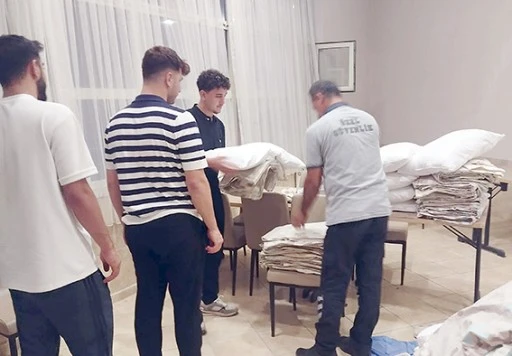 98 SEYAHAT SEVER AĞIRLANDI