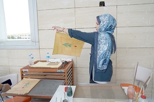 ÜNİVERSİTE CAMİİ AVLUSUNDA EBRU SANATI ETKİNLİĞİ DÜZENLENDİ