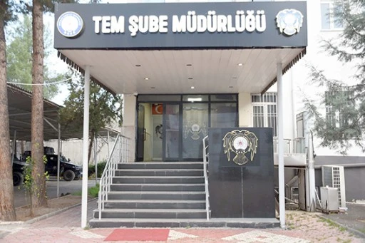 KARDEŞİNİN KİMLİĞİYLE BANKALARI DOLANDIRDI