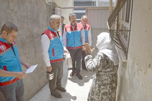 MİLLETVEKİLİ NASIROĞLU, İHTİYAÇ SAHİPLERİNE YEMEK DAĞITTI