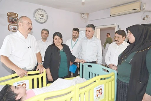 YATAĞA BAĞIMLI YAŞAYAN SİMANUR, HASTA YATAĞINA KAVUŞTU