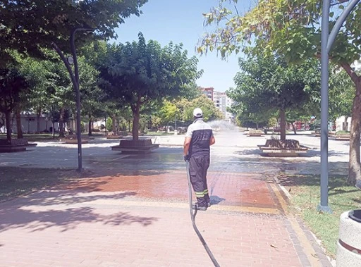 PARKLARDA HİJYEN SEFERBERLİĞİ