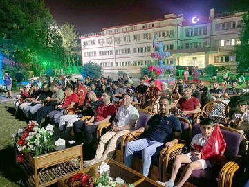 ÜNİVERSİTEDE MİLLİ MAÇ HEYECANI