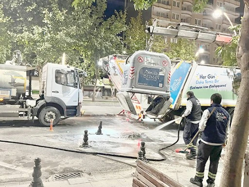 VİNÇLİ ÇÖP KONTEYNERLERİ DEZENFEKTE EDİLİYOR
