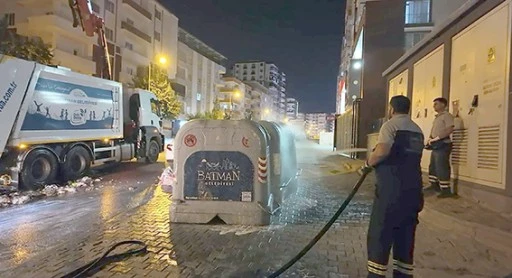 VİNÇLİ ÇÖP KONTEYNERLERİNE YAZ TEMİZLİĞİ