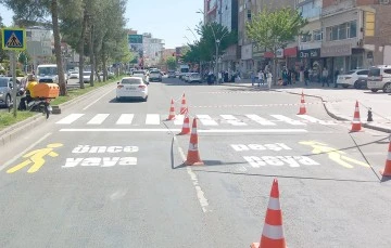 YAYA GEÇİTLERİNDE ‘ÖNCE YAYA VE ‘PEŞİ PEYA’ UYARISI